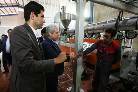 Visiting the knowledge-based companies of Yazd Province by the vice president for science and techno 