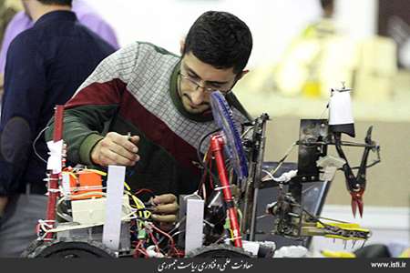 Visit of the 1​2th RoboCup Iran Open Competitions by the Vice President for Science and Technology A 